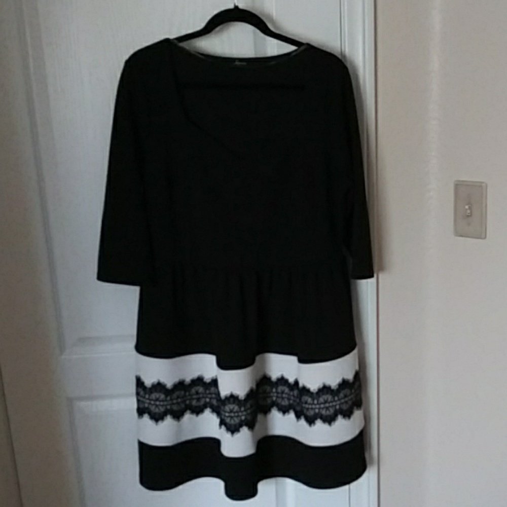 Soprano long sleeve black v-neck dress 🍾